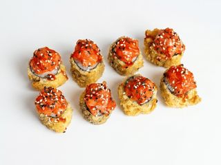 Tempura Hosomaki z Pieczonym Łososiem i tatarem lososia 8 szt (270g)