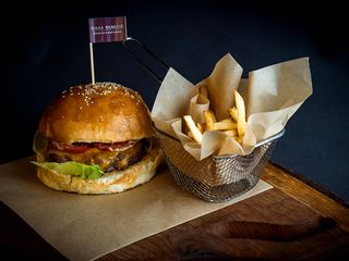 Бургер з куркою + фрі/Chicken burger + fries (300g)