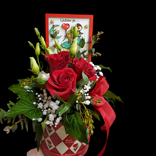 Flowerbox sa crvenim ružama i ljubavnom porukom na drvenom stalku ( ručni rad)