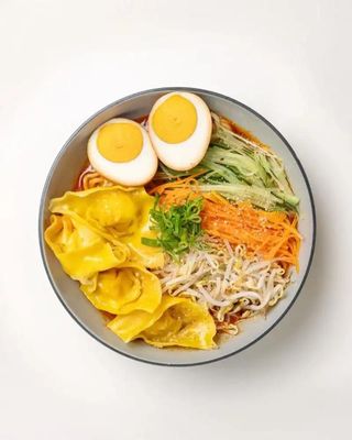 Makaron z Wegetariańskimi Wontonami w Sosie Chili