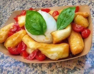 Chiacchiere con mozzarella di bufala e pomodorini