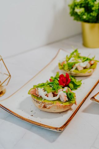Bruschetta de Guacamole, Salmão Fumado e Camarão
