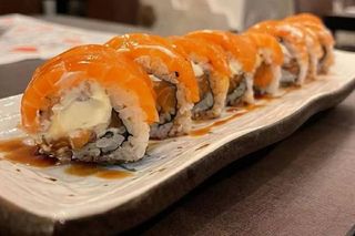 Uramaki top salmone
