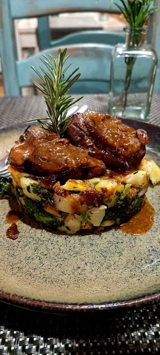 Bochechas de porco com farrapo velho de alheira