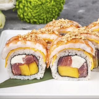 Великий рол з креветкою, сиром та копченим тунцем