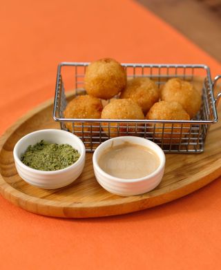 ელარჯის ბურთები აჯიკით და ბაჟეთი