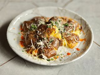 Запечена картопля з пармезаном та зеленню (240g)