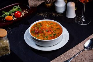 Bors de fasole cu ceapa si costita