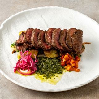 Фланк-стейк с запеченным картофелем соусом чимичурри (300г)