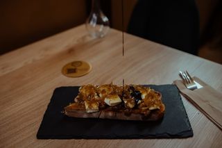 Tosta De Solomillo Con Cebolla Caramelizada Y Queso Brie 