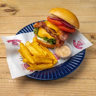 Thomas premium (pan redondo) + papas fritas rolling + salsa brava	