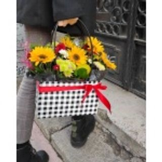 Torbica sa raznovrsnim sezonskim cvećem