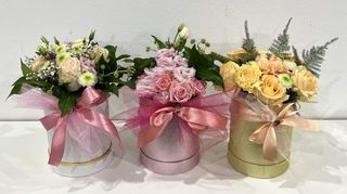 Flower box standard - mix ruža i cvijeća pastelnih boja