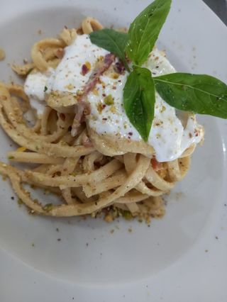 Scialatielli con crema di pistacchio, speck e stracciatella
