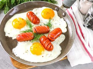 Яичница с сосисками (300г)