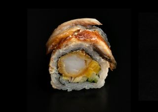 Uramaki gold krewetka w tempurze otulona węgorzem 8 szt.