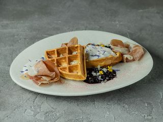 Бельгійські вафлі з лавандовою рікотою, хамоном та чорничним соусом