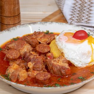 Tochitura de porc cu mamaliguta si ou ochi