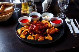 Aripioară de porc cu cartofi aurii