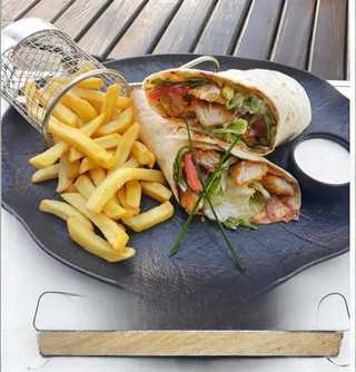 Тортила с хрупкаво пиле с картофки и Кока кола кен