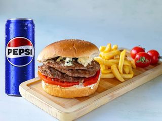 Trodupli blu kadilak burger, pomfrit i Pepsi