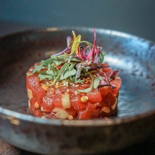 TARTAR de Atún Pera Y Piñones