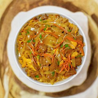 84B.Tagliatelle di riso verdure miste con maiale 猪肉炒河粉
