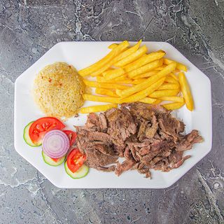 Донер на тарелке из говядины