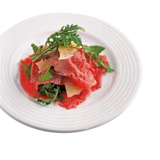 Carpaccio di vitello con rucola e parmigiano