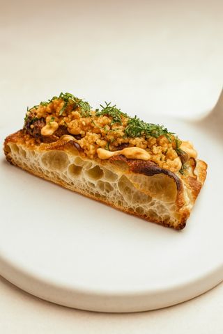 Focaccia de cordero con mahonesa picante