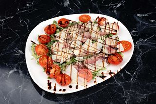 Tagliatta de vită Uruguay cu roșii cherry și parmezan