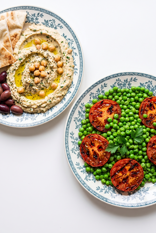 Humus a la provencal, mazare natur cu rosii la placa
