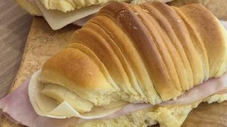 Croissant Brioche con york y queso