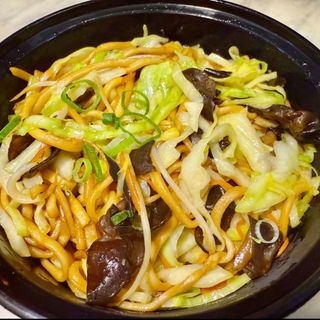 蔬菜木耳炒面 Tallarines con verdura y setas negras