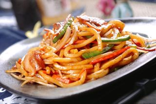 Udon - spaghetti Giapponesi con verdura 菜乌冬 ( porzione grande)