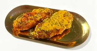 Alitas de pollo con polvo de queso amarillo estilo coreano (2 uds.)