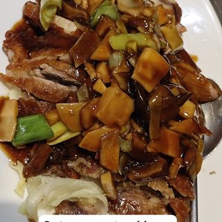 Pato Con Setas Chinas Y Bambú