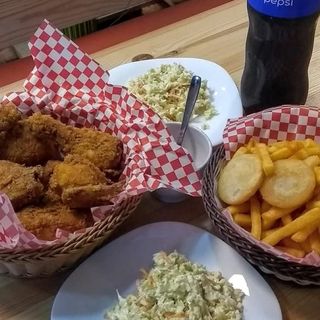 Combo Yo Brindo:    8 Piezas Pollo + entrantes + Refresco