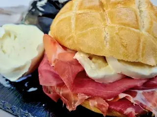 Panino mortadella, stracciatella e granella di pistacchi