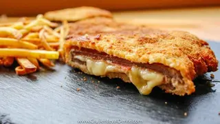 Cachopo Queso cabra Jamón y cebolla caramelizada 