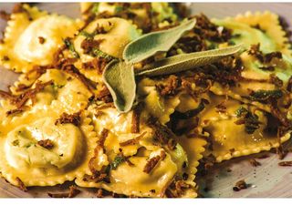 Ravioli con burro, salvia e tartufo fresco 