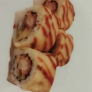 74. Uramaki de langostino frito,aguacte y queso flameado encima 4u