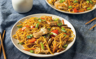 V33 - შემწვარი ატრია ქათმის ხორცით / 鸡肉炒面