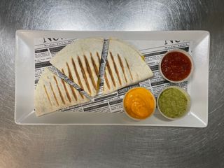 Quesadilla de carne y 3 salsas