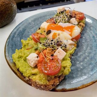 BRUNCH ENXALAO: tostada aguacate y huevo poché + zumo + yogur + croissant