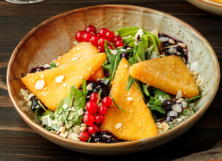 Salată cu cașcaval pane și sos din fructe de pădure