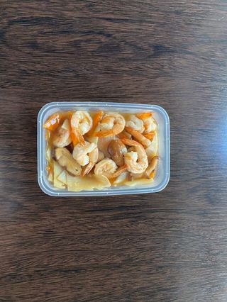 Gamberi saltato con bambù e funghi