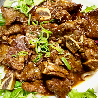 黑椒牛骨仔Churrasco de ternera salteada con pimienta negra 