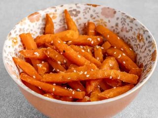 Frytki z batatów z miodem i sezamem