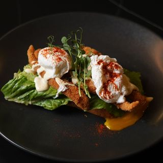 Тост з куркою та сирним соусом